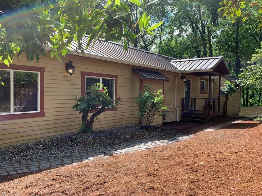 Serene Oasis Getaway With Sauna And A Swim Spa. 波特蘭 外观 照片